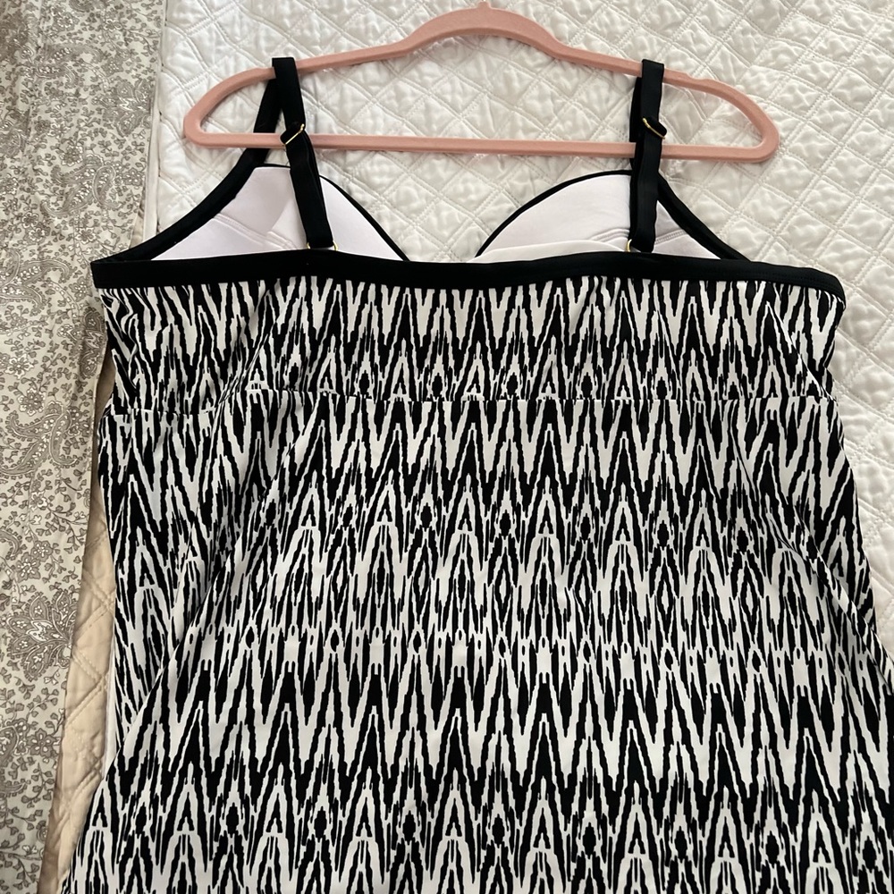 Island Waves tankini top size 24W stylish black and white design.